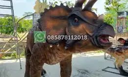 Patung Triceratops Besar