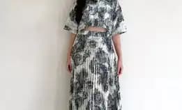 One Set Wanita Nature Korean Vintage Kemeja Crop & Rok Midi Plisket 