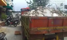 Truk Buang Puing Tanah Proyek